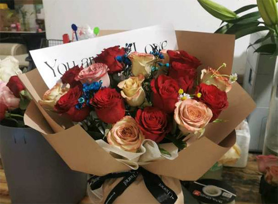 喜欢的女孩子过生日送卡布奇诺玫瑰可以吗？