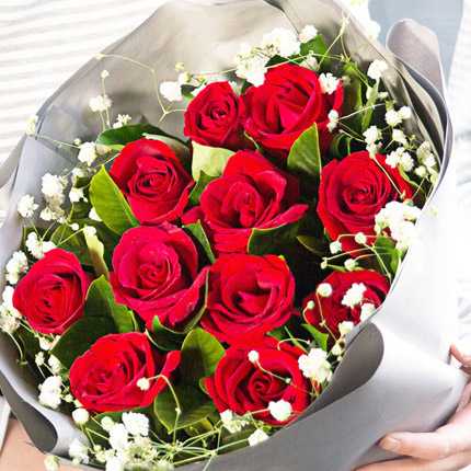 情有独钟-11枝红玫瑰，搭配满天星爱情时尚花束