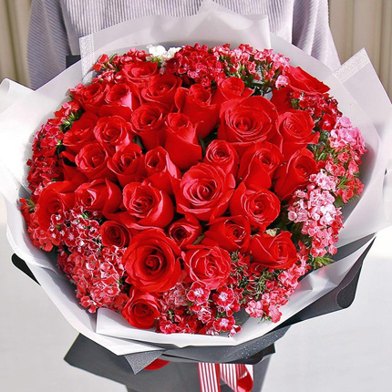 幸福约定-33朵红玫瑰，石竹梅点缀爱情时尚花束