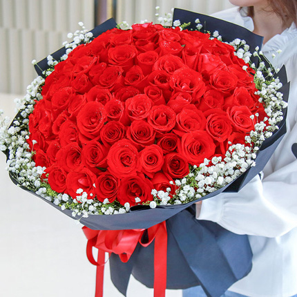 幸福满满-99朵红玫瑰，外围满天星点缀送恋人花束