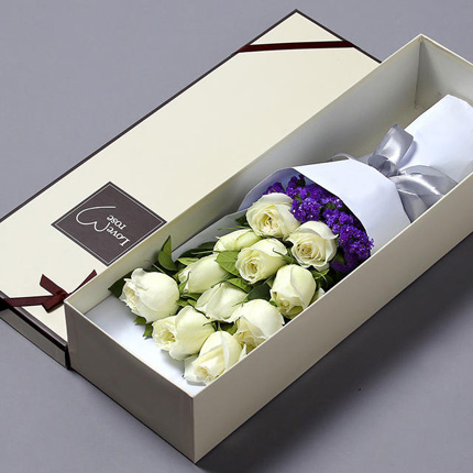 至少有你-11枝白玫瑰，搭配勿忘我、栀子叶精美花盒