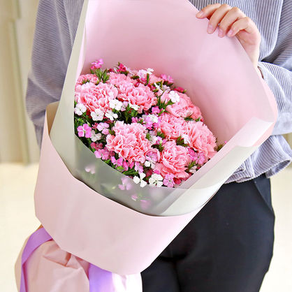 幸福时刻- 11枝粉色康乃馨，搭配相思梅送老师父母长辈鲜花