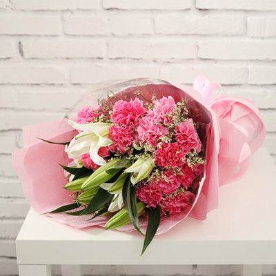 称心如意-11枝粉色康乃馨，2枝白香水百合送老师父母长辈鲜花