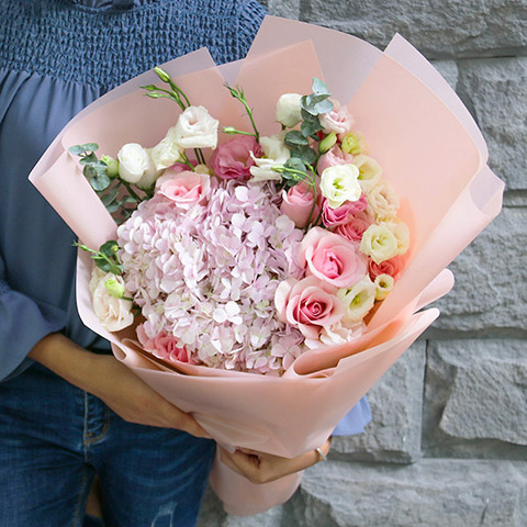 粉色恋人-6枝粉玫瑰+2枝粉绣球，搭配粉、白色桔梗、尤加利