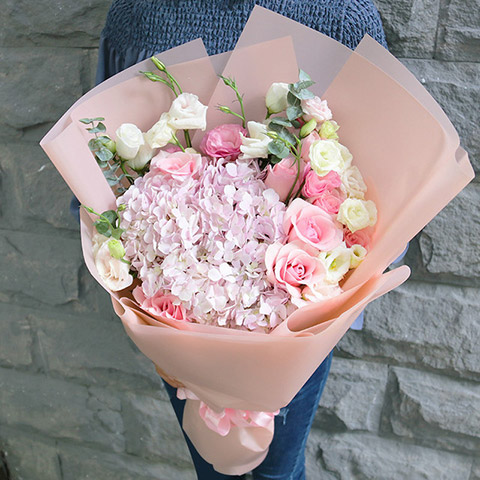 粉色恋人-6枝粉玫瑰+2枝粉绣球，搭配粉、白色桔梗、尤加利
