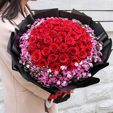 柔情似水-33枝红玫瑰，搭配丰满粉色石竹梅