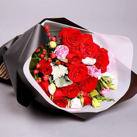 爱的誓言-11枝红玫瑰，搭配粉桔梗、银叶菊、相思豆