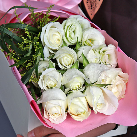 魅力心情-11枝白玫瑰，搭配桔梗、丝带草、适量黄莺
