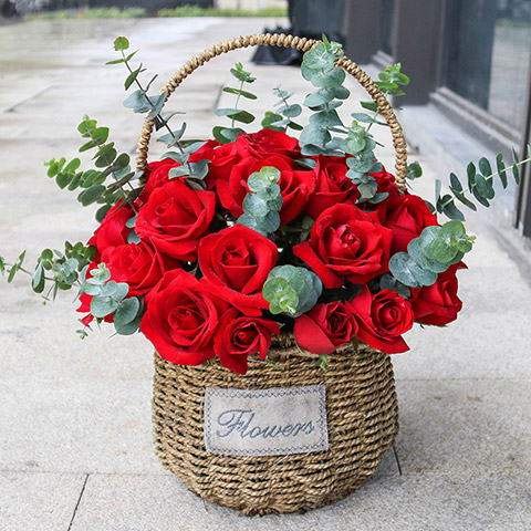 编织的爱-33枝红玫瑰，间插尤加利叶，腾草编手提花篮