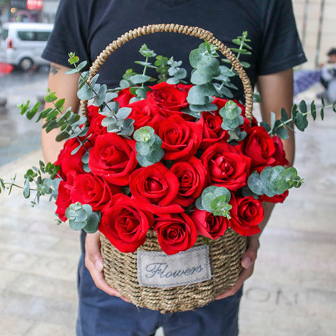 编织的爱-33枝红玫瑰，间插尤加利叶，腾草编手提花篮