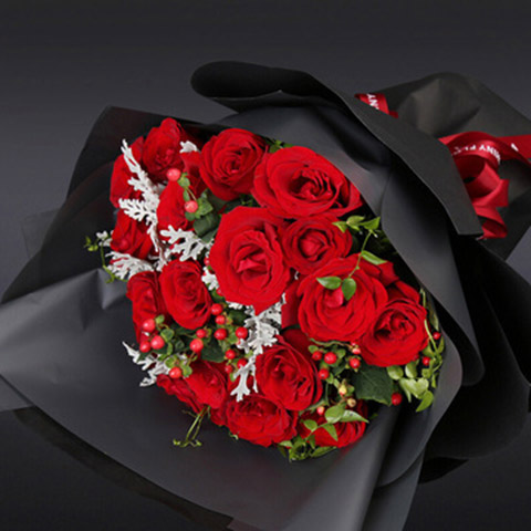 美轮美奂-19枝红玫瑰，搭配银叶菊、红豆、绿叶