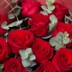温情甜蜜-11枝卡罗拉红玫瑰，搭配尤加利叶