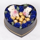 赏心悦目-11枝蓝玫瑰+9颗费列罗巧克力，2只小熊，搭配情人草、尤加利