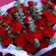 幸福无边-33枝红色康乃馨，搭配尤加利叶