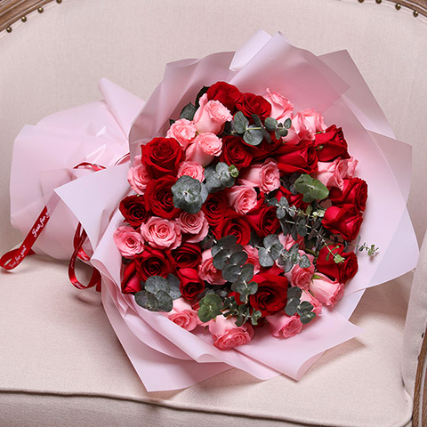 爱的陪伴-33枝混搭玫瑰（红+粉），间插尤加利