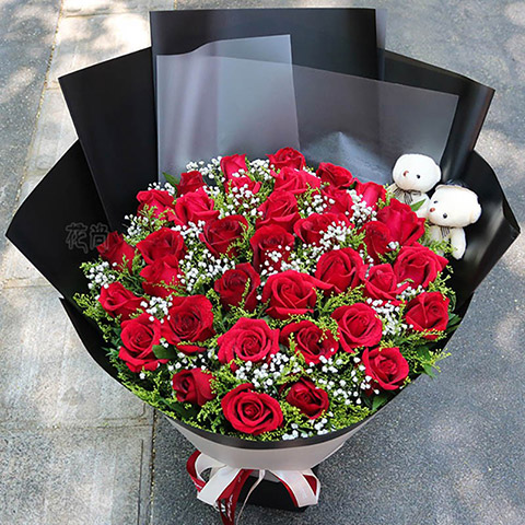 爱的诺言-33枝卡罗拉红玫瑰+2只小熊，搭配满天星、情人草