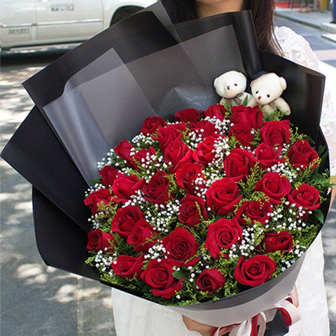 爱的诺言-33枝卡罗拉红玫瑰+2只小熊，搭配满天星、情人草