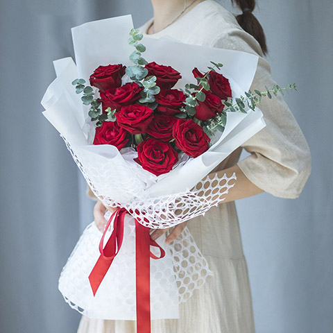 情人节快乐-11支精品红玫瑰，搭配适量尤加利叶