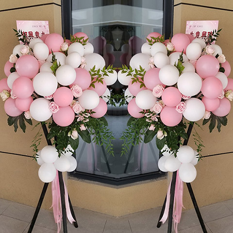 生意昌盛-16个粉气球、22个白气球，搭配粉玫瑰、龟背叶、绿叶