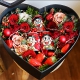 旺旺的-12枝红玫瑰、2枝卡布奇诺玫瑰、7颗草莓、3罐旺仔牛奶混搭心形礼盒