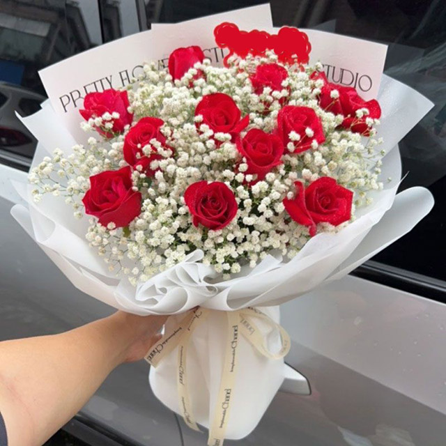 情人节快乐-11枝卡罗拉红玫瑰，搭配白色满天星丰满